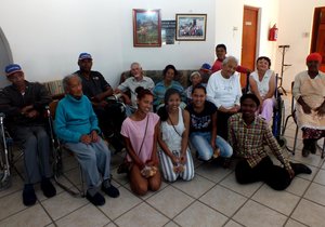 Mej Fees en gevolg skop af